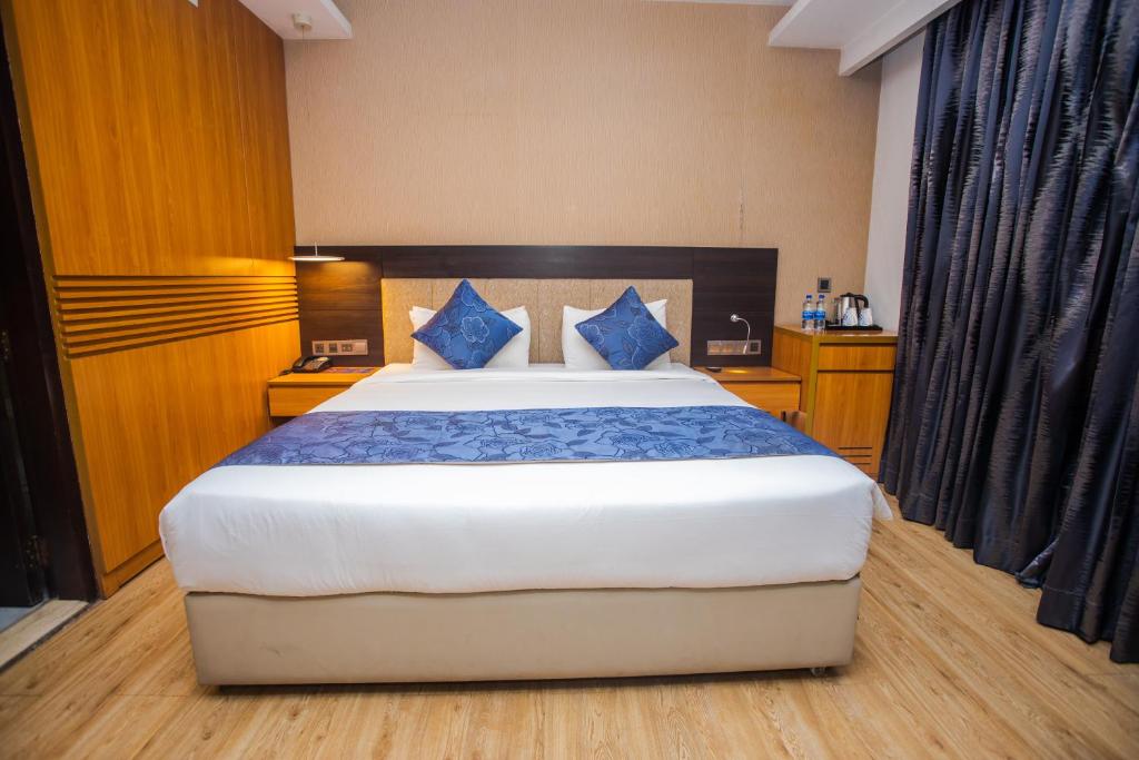 Premium Couple AC Room at Baridhara Diplomatic Zone4229