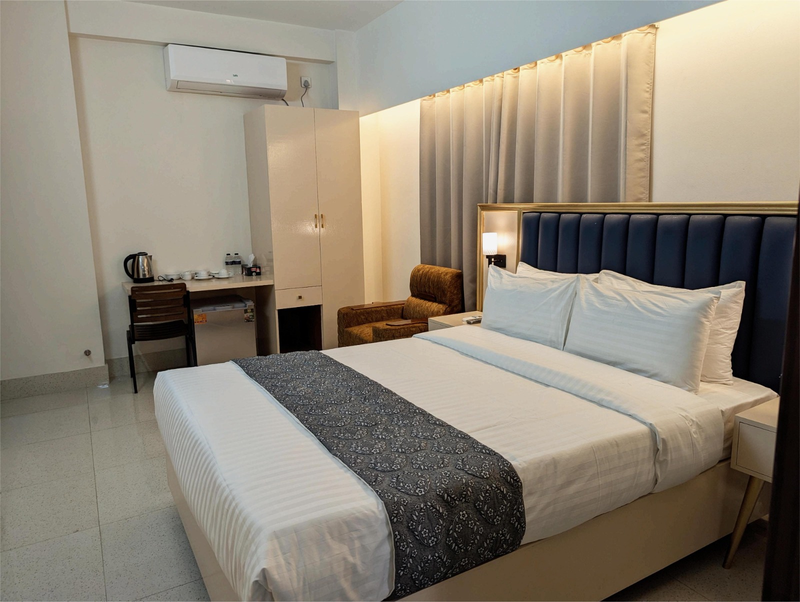 Luxury Family Suite with Balcony at Baridhara | Embassy Road4413