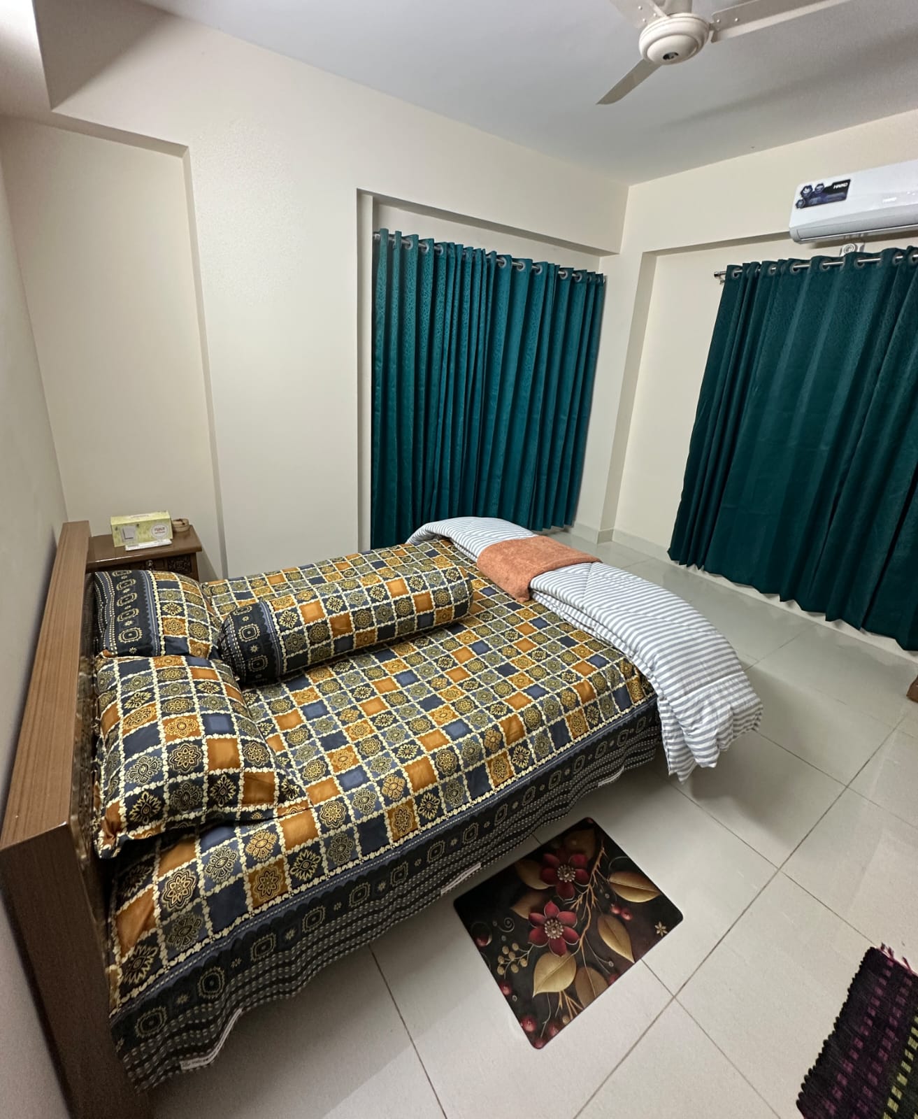 Comfortable AC Bedroom with Attached Bath & Balcony with Good Facilities at Bashundhara | Block G7708