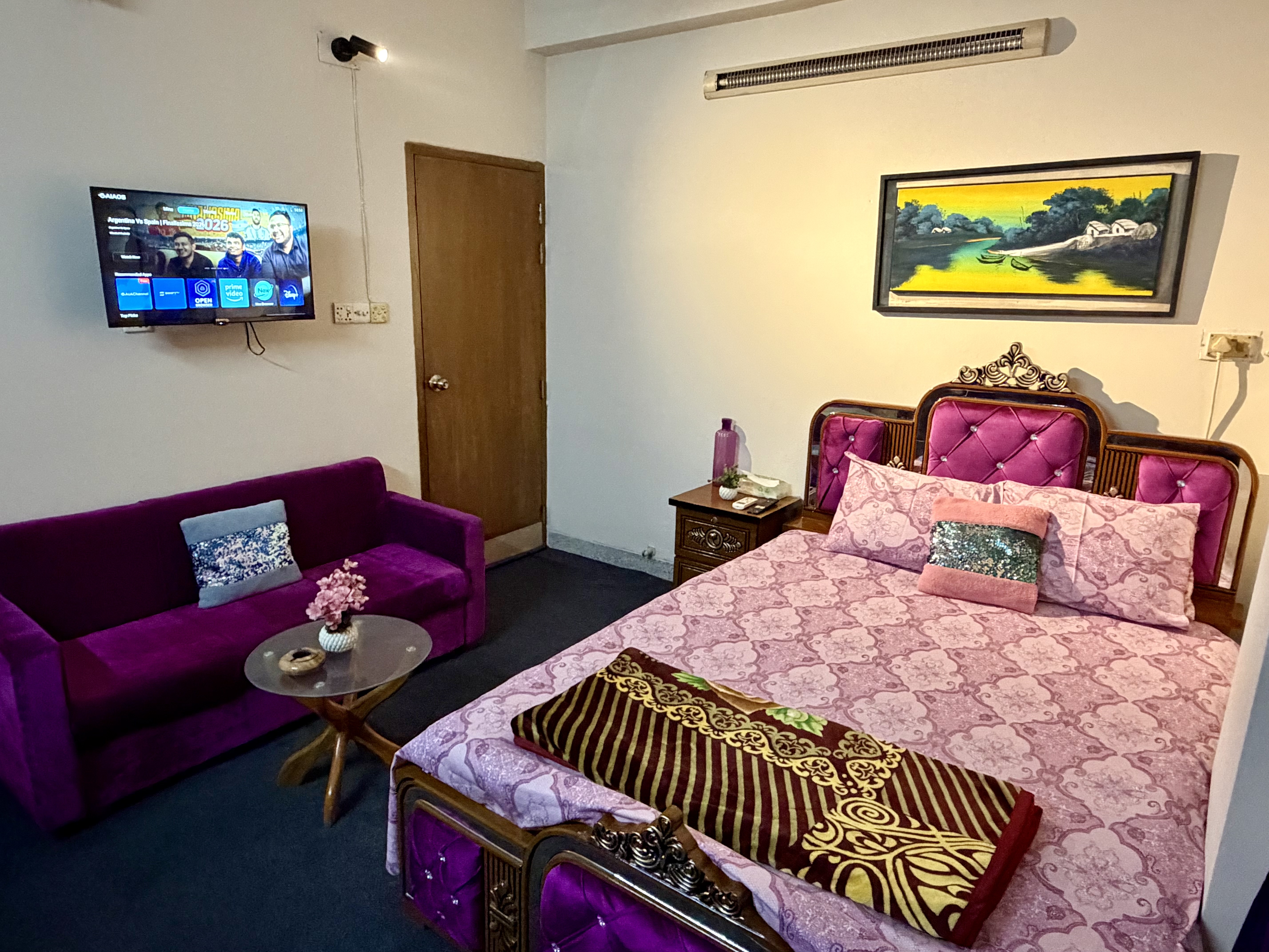 Dhanmondi | B2️⃣ Standard AC Room | Netflix TV | Rayer Bazar3535