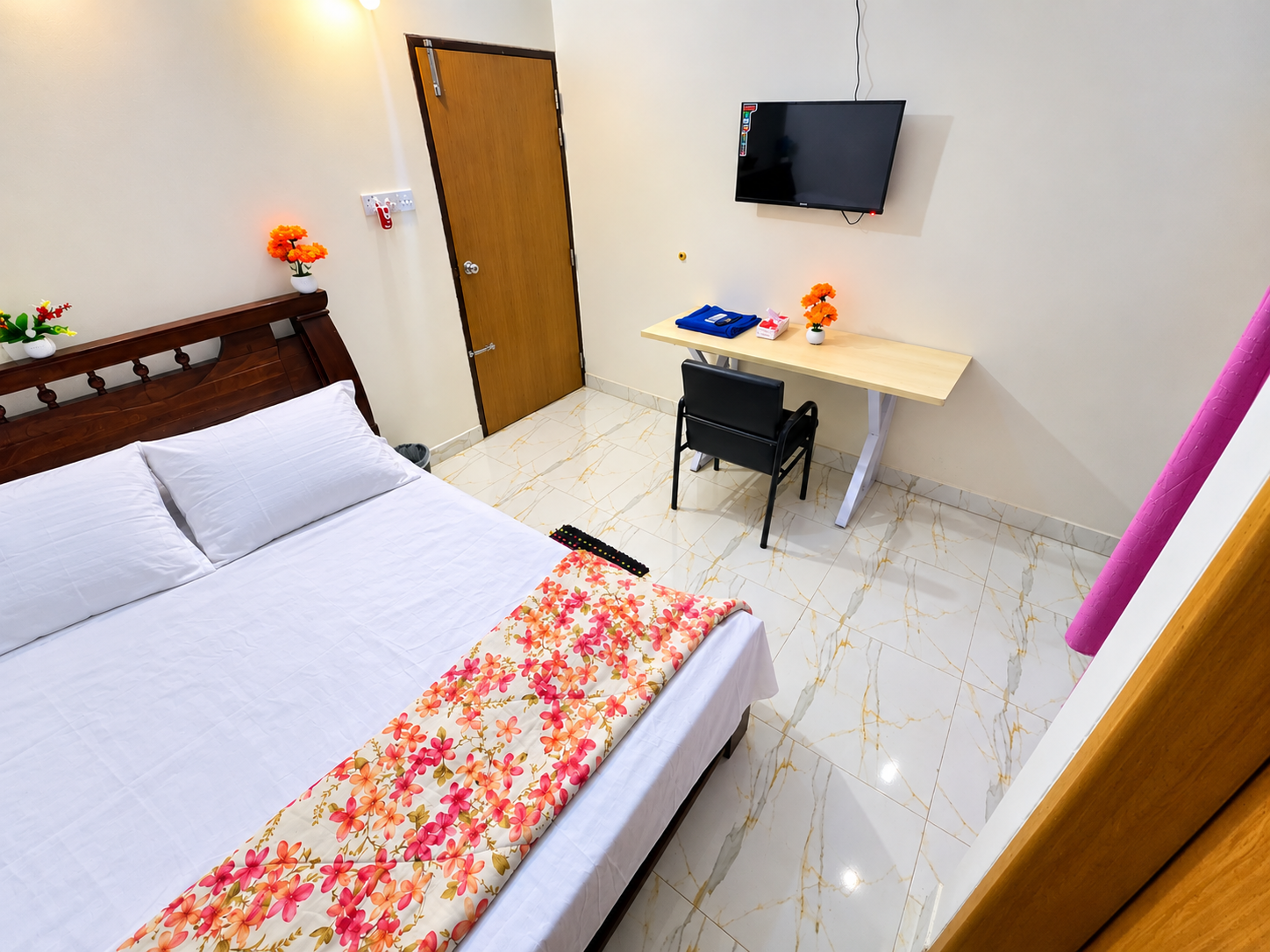 ❤️ Couple-Friendly Private AC & TV Room | Travela Location📍 Chandrima model Town Muhammedpur5964