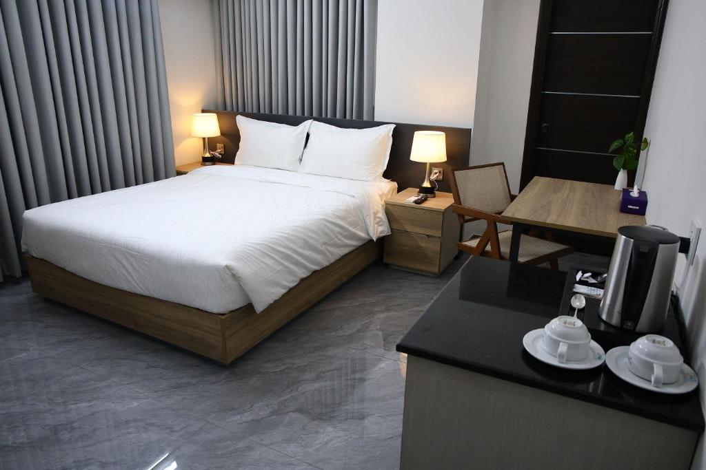 Deluxe Queen AC Room with Balcony & modern facilities at Chattogram | South Khulshi7497